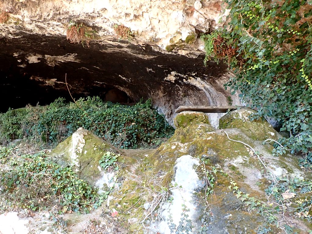 Un rincón agradable dentro de la cueva grande La Cueva Palomera