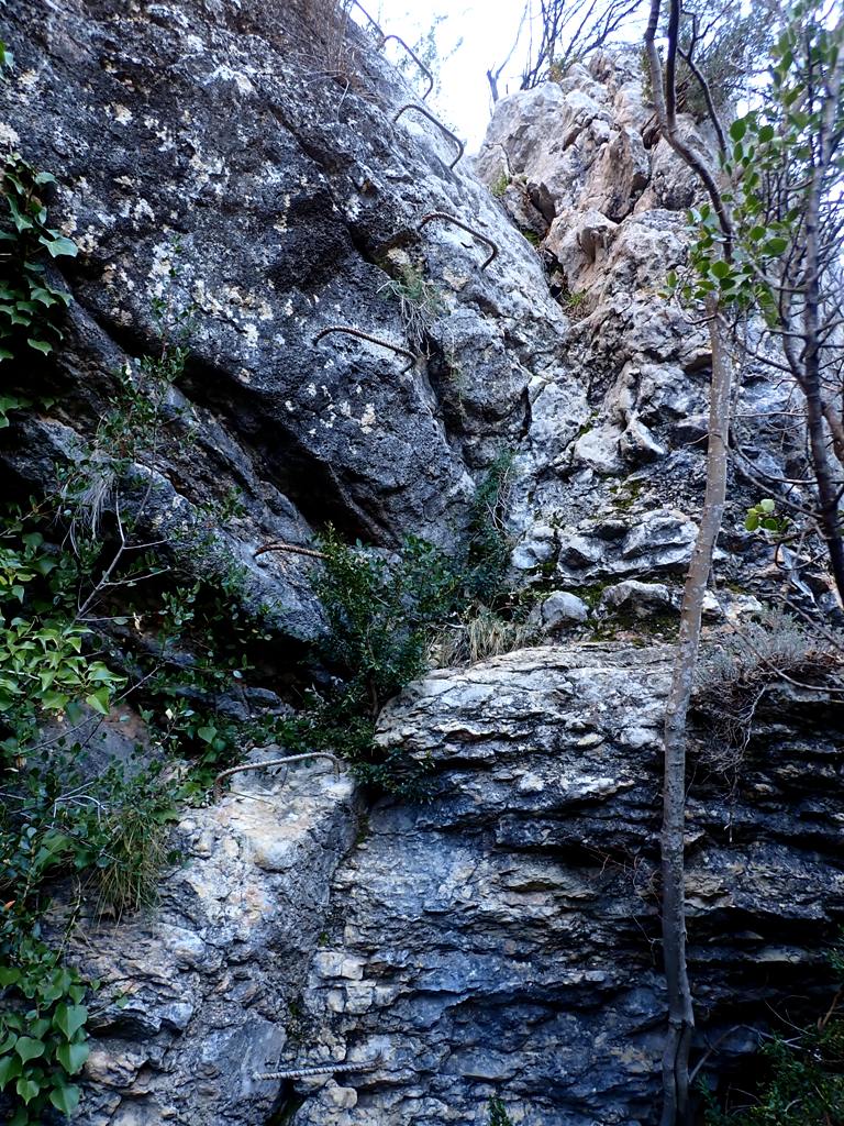 Las clavijas que dan acceso a la faja donde se ubica la cueva La Cueva Palomera