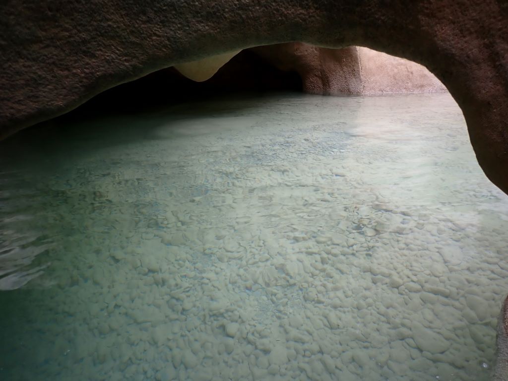 Una poza interior y el arco La Gorga Articas