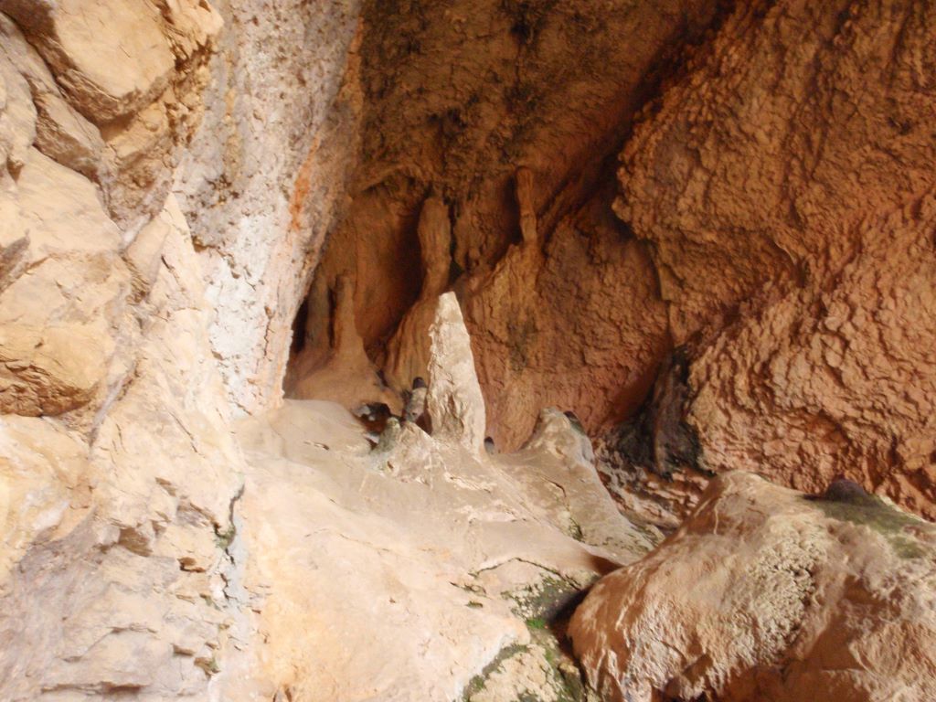 EL fondo de la caverna La cueva de la Mezquita