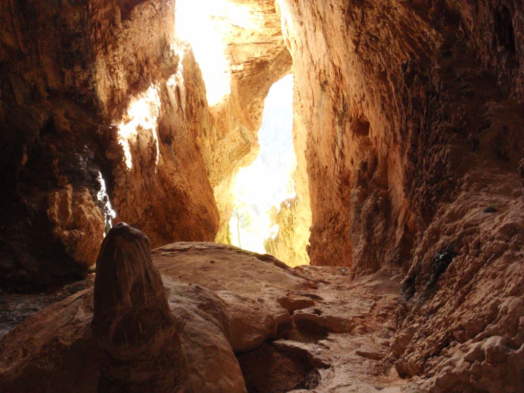 El interior desde el fondo de la cueva La cueva de la Mezquita