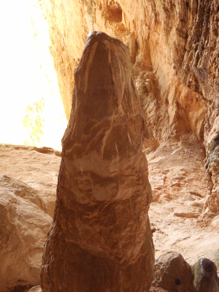 La estalagmita en el fondo de la cueva La cueva de la Mezquita La gran estalagmita.