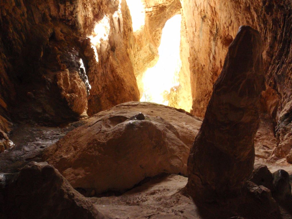 El interior desde el fondo de la cueva La cueva de la Mezquita