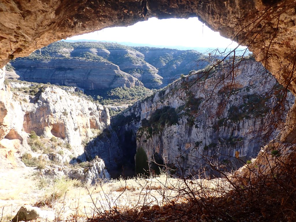 Vistas de uno de los covachos superiores La Cueva Palomera