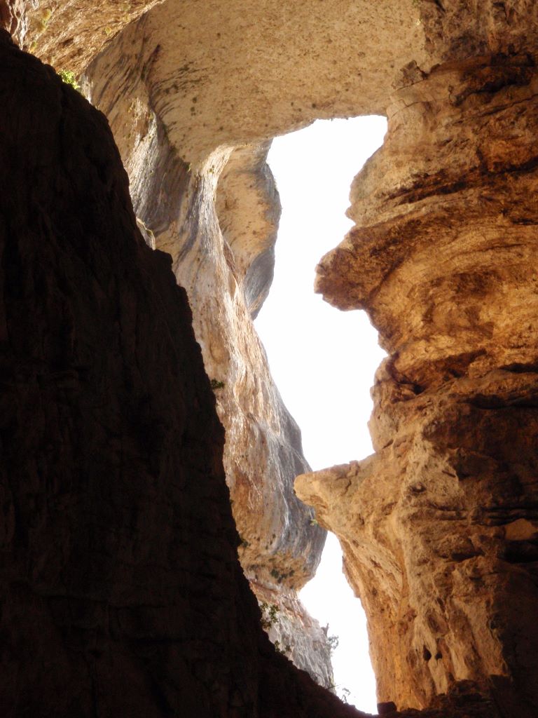 El ventanal encima de la entrada La cueva de la Mezquita