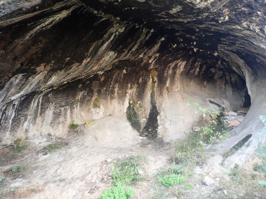El interior, a la derecha se encuentra la cama de boj La Cueva del Cortante