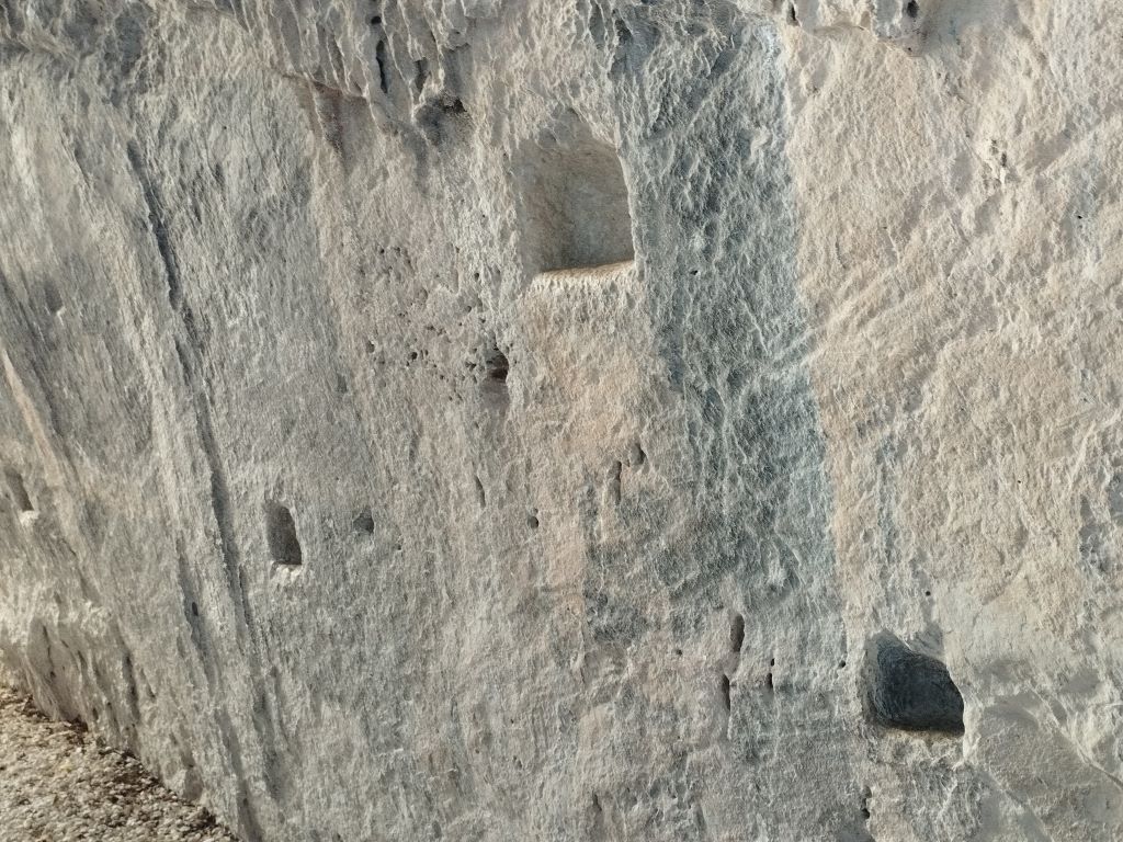 Vestigios de antiguas construcciones La Cueva O'Mullón