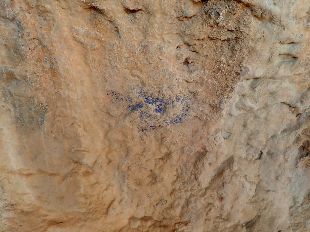 Manchas de pintura en una cueva secundaria El Abrigo de Quizans