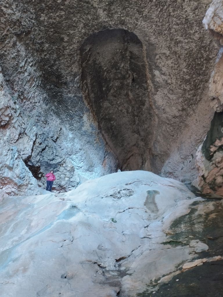 Se puede apreciar el tamaño de la caverna La cueva de la Mezquita