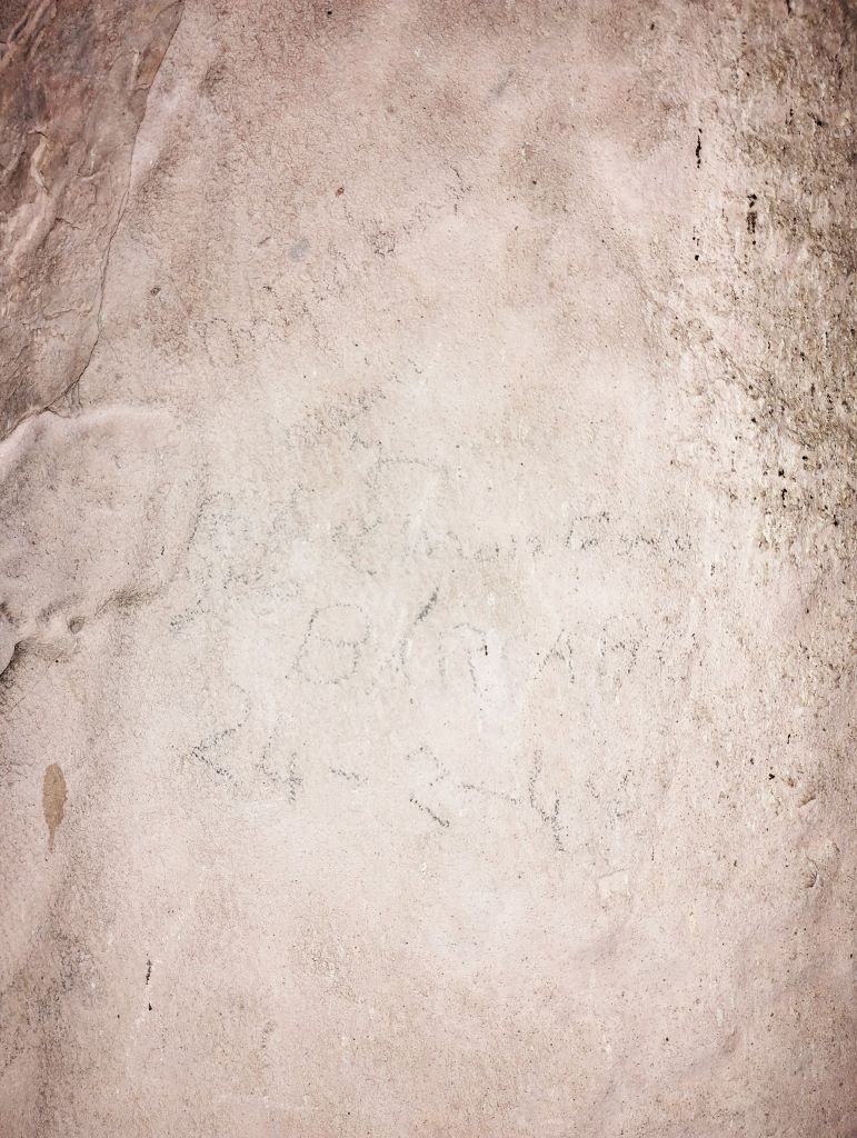 Las inscripciones en el fondo de la cueva La cueva de la Mezquita