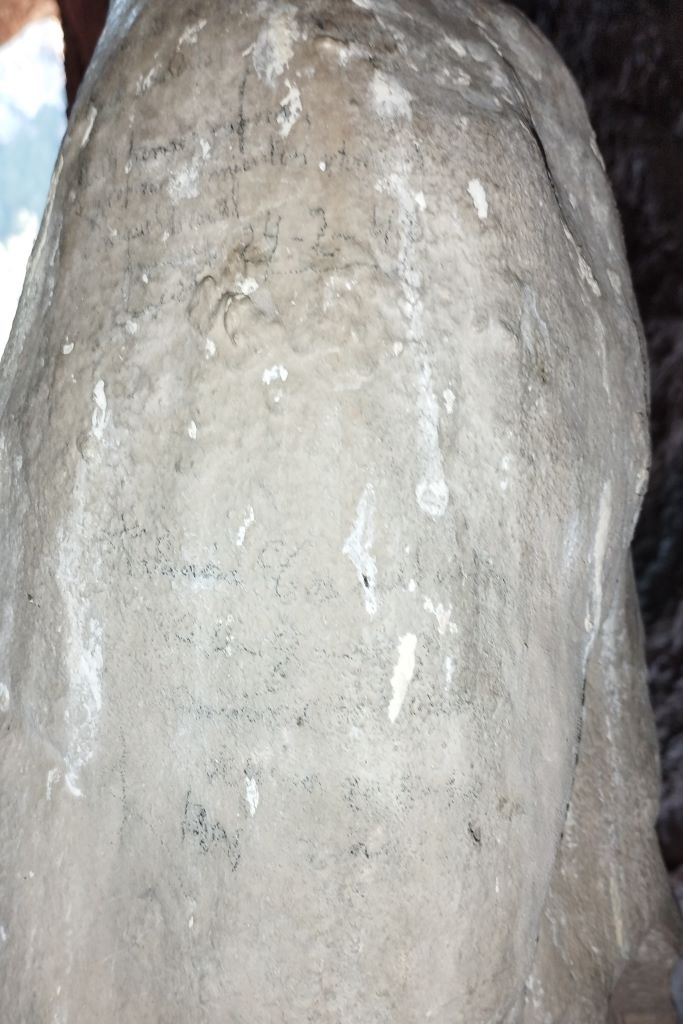 Las inscripciones en la estalagmita grande La cueva de la Mezquita