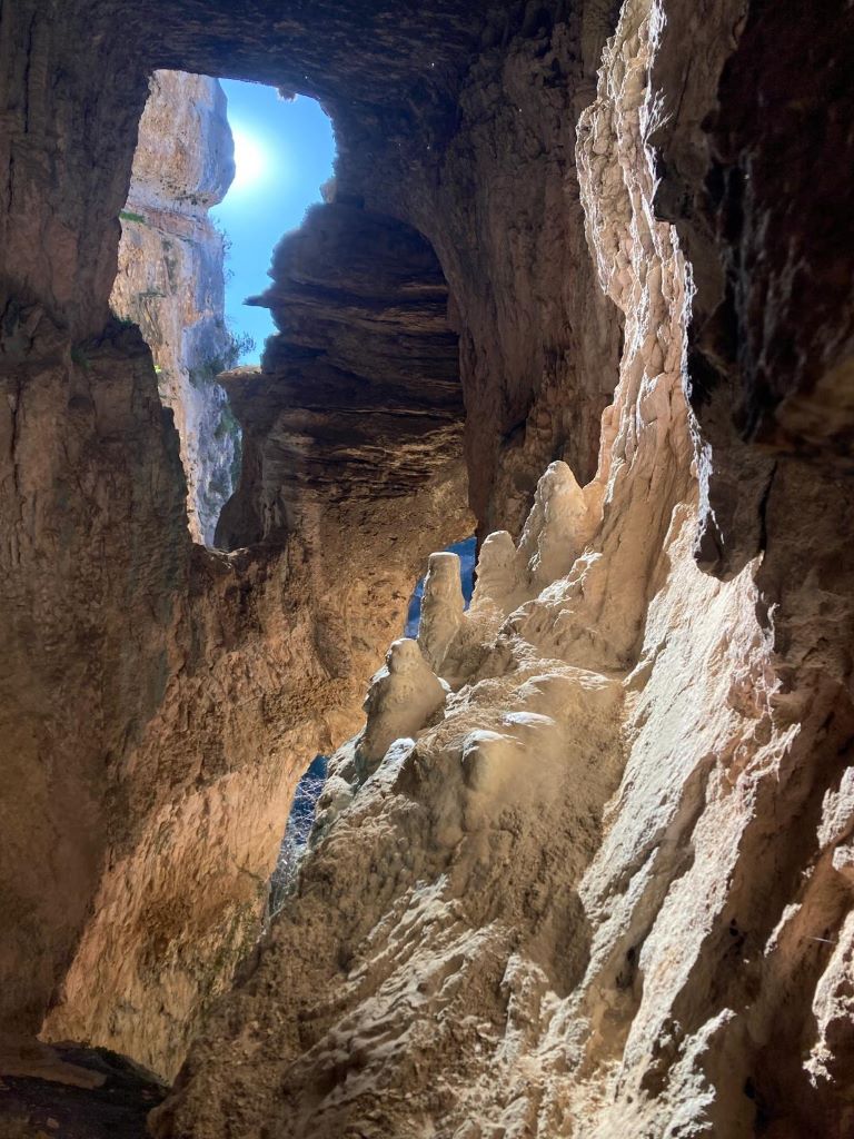 El sol se asoma en un día de invierno La cueva de la Mezquita