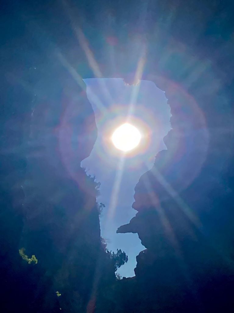 El sol en medio del ventanal superior en el día del solsticio de invierno La cueva de la Mezquita